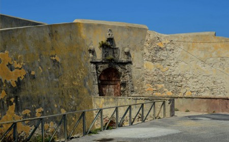 Porta de madeira do Forte da Praia da Consolação Atouguia da Baleia Outra em Peniche // GoPeniche o teu Guia Turístico Local