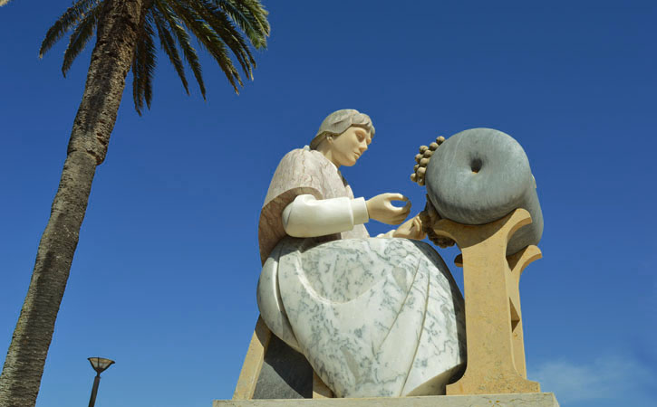 Estátua em Peniche de Mulher a fazer renda de Bilros