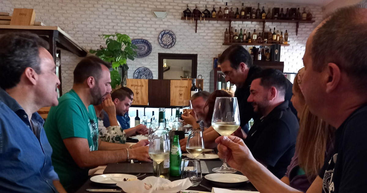 Equipa num jantar mistério de team building em Peniche
