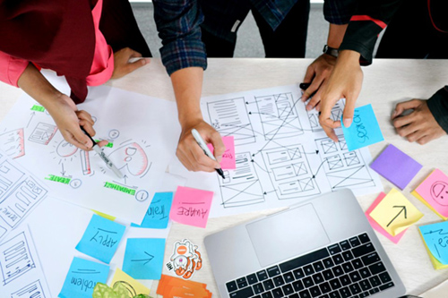 Equipa a desenhar no team building Design e a Criatividade